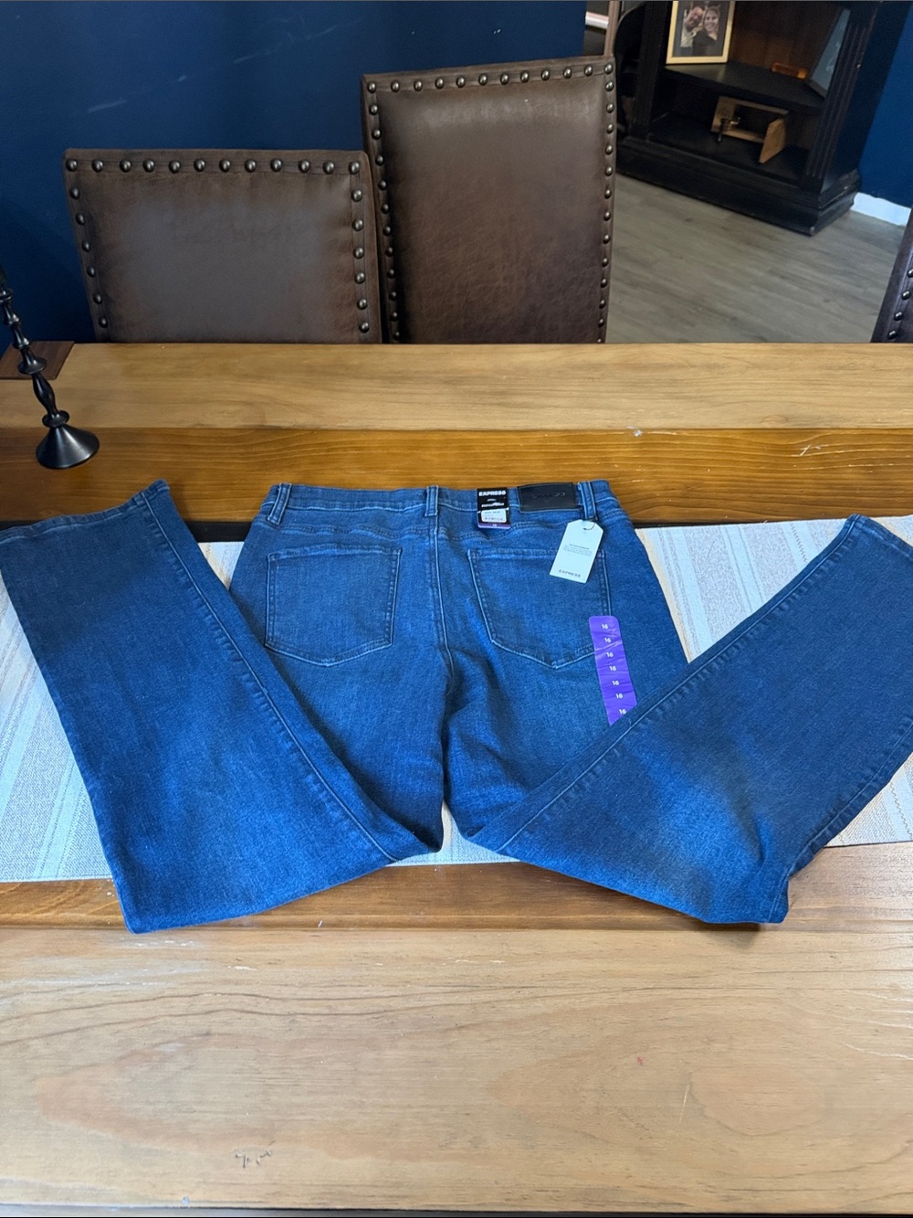 Express Classic women’s Blue Jeans - Comfortable Everyday Denim - Picture 4 of 9
